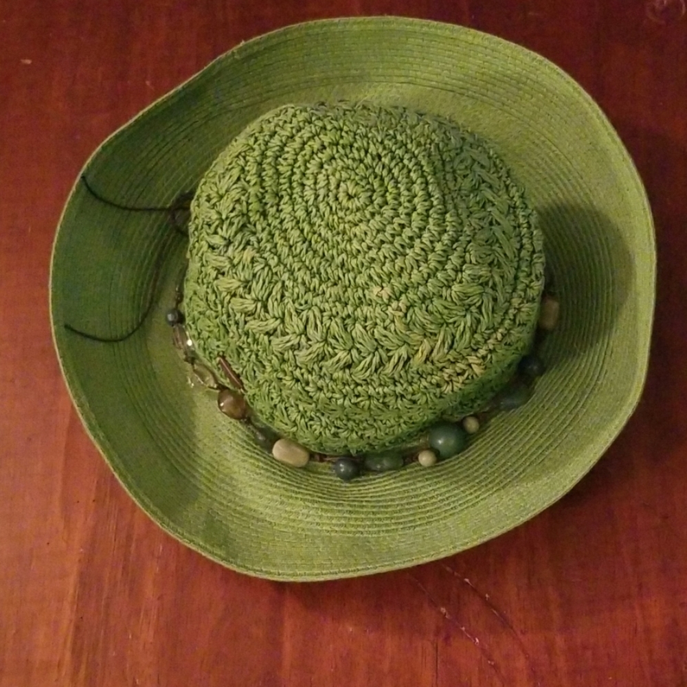 Green straw hat with shells